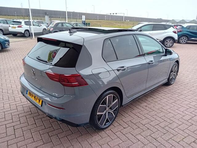Volkswagen GOLF 1.5 eTSI R-Line Edition Automaat, Pano, Digitaal instrumentenpaneel, App Connect, Sfeerverlichting, Cruise control adaptief, Rijstrookbegeleiding, Dode hoek detector, Navigatie, Stoelverwarming, Keyless, Elektrische ramen en spiegels(inklapbaar), Nieuwsta
