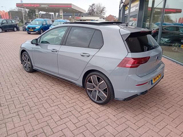 Volkswagen GOLF 1.5 eTSI R-Line Edition Automaat, Pano, Digitaal instrumentenpaneel, App Connect, Sfeerverlichting, Cruise control adaptief, Rijstrookbegeleiding, Dode hoek detector, Navigatie, Stoelverwarming, Keyless, Elektrische ramen en spiegels(inklapbaar), Nieuwsta