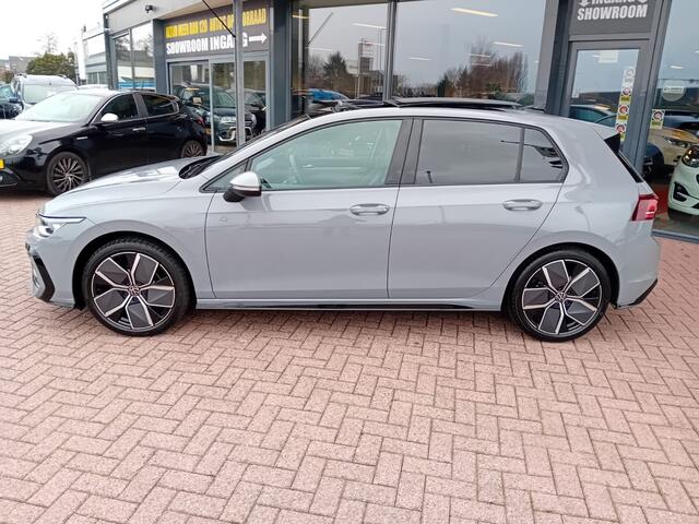 Volkswagen GOLF 1.5 eTSI R-Line Edition Automaat, Pano, Digitaal instrumentenpaneel, App Connect, Sfeerverlichting, Cruise control adaptief, Rijstrookbegeleiding, Dode hoek detector, Navigatie, Stoelverwarming, Keyless, Elektrische ramen en spiegels(inklapbaar), Nieuwsta