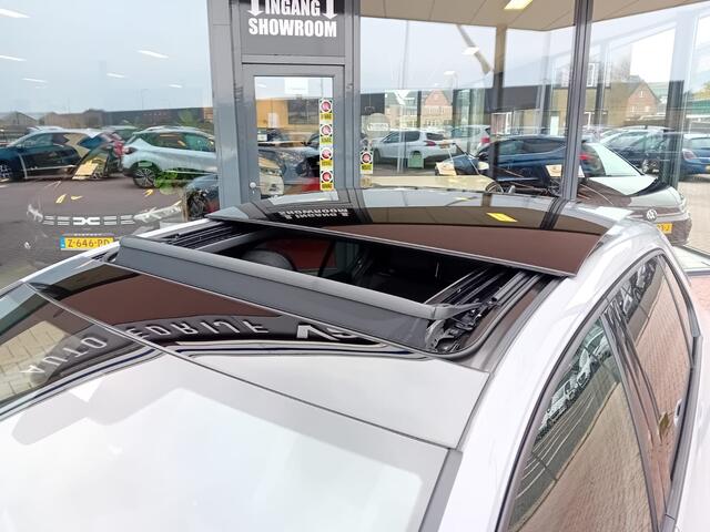 Volkswagen GOLF 1.5 eTSI R-Line Edition Automaat, Pano, Digitaal instrumentenpaneel, App Connect, Sfeerverlichting, Cruise control adaptief, Rijstrookbegeleiding, Dode hoek detector, Navigatie, Stoelverwarming, Keyless, Elektrische ramen en spiegels(inklapbaar), Nieuwsta