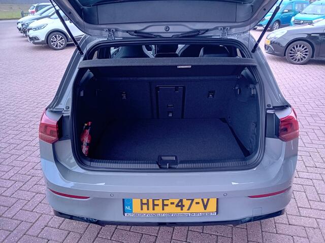 Volkswagen GOLF 1.5 eTSI R-Line Edition Automaat, Pano, Digitaal instrumentenpaneel, App Connect, Sfeerverlichting, Cruise control adaptief, Rijstrookbegeleiding, Dode hoek detector, Navigatie, Stoelverwarming, Keyless, Elektrische ramen en spiegels(inklapbaar), Nieuwsta