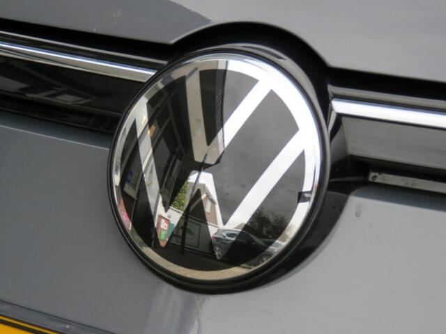 Volkswagen GOLF VIII 1.0 eTSI DSG-Aut. / 18 Inch / Navi / Virtual / Led / FABRIE
