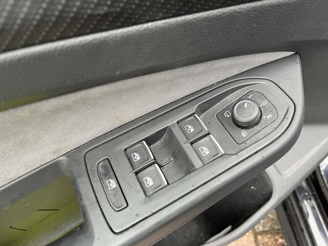 Volkswagen GOLF 1.5 TSI R-Line / 2X R-LINE/ DIGITAL DASH/ ACC/ DAB/ NAVI/ APP-CONNECT/ PARK. SENSOREN + CAMERA/ CLIMA/ STUUR & STOELVERWARMING