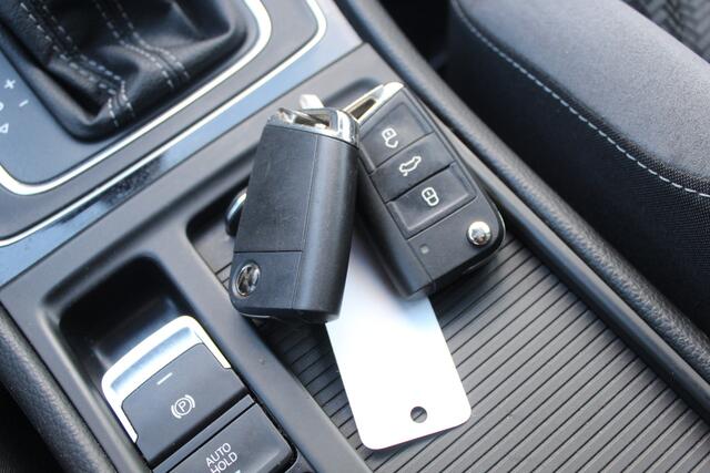 Volkswagen GOLF 1.4 TSI 2x R-Line Automaat/Panoramadak/Virtual cockpit/Adaptive cruise control/Achteruitrijcamera/Led koplampen/Navigatie/Keyless/Apple carplay/Licht metalen velgen/Inklapbare spiegels/Stoelverwarming/Parkeersensoren rondom/Lane assist/Schakel flippers