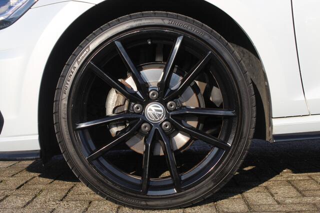Volkswagen GOLF 1.4 TSI 2x R-Line Automaat/Panoramadak/Virtual cockpit/Adaptive cruise control/Achteruitrijcamera/Led koplampen/Navigatie/Keyless/Apple carplay/Licht metalen velgen/Inklapbare spiegels/Stoelverwarming/Parkeersensoren rondom/Lane assist/Schakel flippers