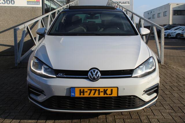 Volkswagen GOLF 1.4 TSI 2x R-Line Automaat/Panoramadak/Virtual cockpit/Adaptive cruise control/Achteruitrijcamera/Led koplampen/Navigatie/Keyless/Apple carplay/Licht metalen velgen/Inklapbare spiegels/Stoelverwarming/Parkeersensoren rondom/Lane assist/Schakel flippers