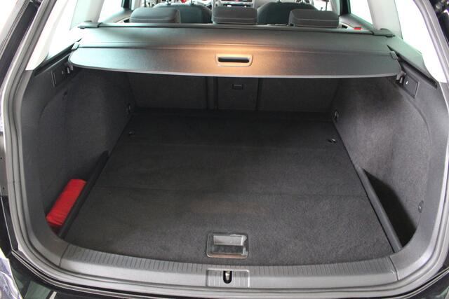 Volkswagen GOLF Variant 1.5 TSI Highline Business R-Line Navigatie | Inklapbare spiegels | Stoelverwarming | All Season banden
