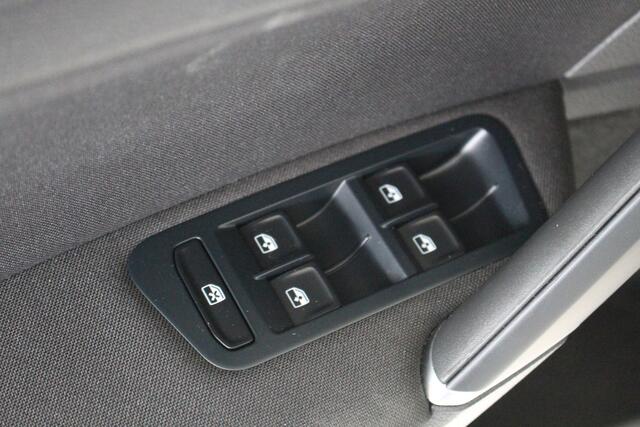 Volkswagen GOLF Variant 1.5 TSI Highline Business R-Line Navigatie | Inklapbare spiegels | Stoelverwarming | All Season banden