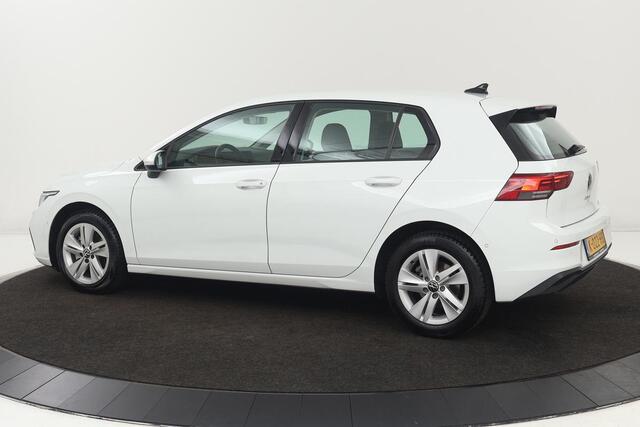 Volkswagen GOLF 1.0 eTSI Life | Camera | Adaptive cruise | Memory | Full LED | Carplay | Side Assist | Park Assist | Sfeerverlichting | DAB