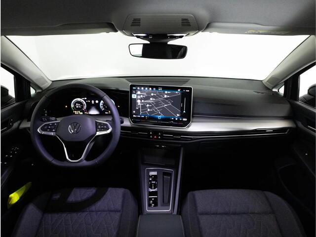 Volkswagen GOLF 1.5 eHybrid 204 PK Life Edition | 144 km elek. actieradius* | Achteruitrijcamera | App connect | Stuur- en stoelverwarming |