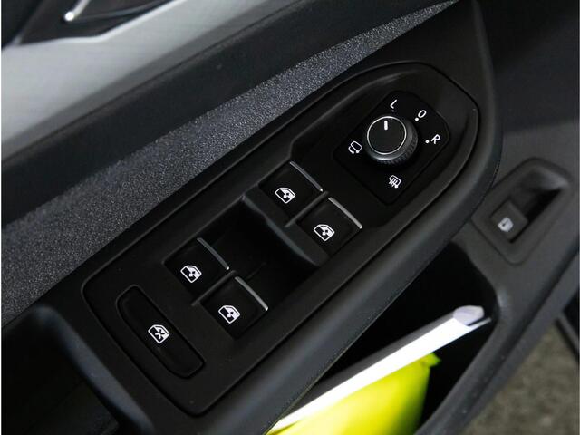 Volkswagen GOLF 1.5 eHybrid 204 PK Life Edition | 144 km elek. actieradius* | Achteruitrijcamera | App connect | Stuur- en stoelverwarming |