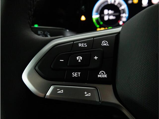 Volkswagen GOLF 1.5 eHybrid 204 PK Life Edition | 144 km elek. actieradius* | Achteruitrijcamera | App connect | Stuur- en stoelverwarming |