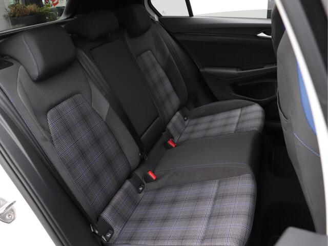Volkswagen GOLF 1.5 eHybrid GTE 272pk | Wegklapbare trekhaak | LED Matrix | Dodehoekdetectie | Camera | Fabrieksgarantie t/m 09-02-2028 of 60.000km