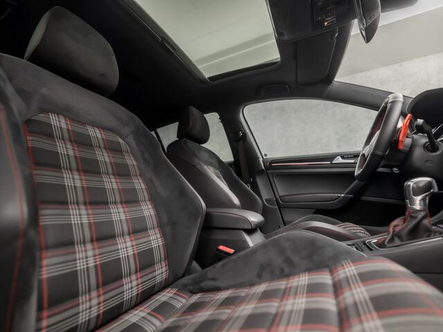 Volkswagen GOLF 2.0 TSI GTI Performance 230Pk Automaat (SCHUIFDAK, APPLE CARPLAY, NAVIGATIE, ALCANTARA, DYNAMISCHE KNIPPERLICHTEN, STOELVERWARMING, CAMERA, KEYLESS, ADAPTIVE CRUISE, GETINT GLAS, NIEUWE APK, NIEUWSTAAT)