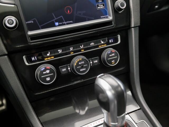 Volkswagen GOLF 2.0 TSI GTI Performance 230Pk Automaat (SCHUIFDAK, APPLE CARPLAY, NAVIGATIE, ALCANTARA, DYNAMISCHE KNIPPERLICHTEN, STOELVERWARMING, CAMERA, KEYLESS, ADAPTIVE CRUISE, GETINT GLAS, NIEUWE APK, NIEUWSTAAT)