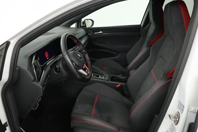 Volkswagen GOLF 2.0 TSI Clubsport | 300pk | Stoel & stuurverwarming | Carplay | Sfeerverlichting | Side Assist | Adaptive cruise | Navigatie