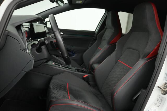 Volkswagen GOLF 2.0 TSI Clubsport | 300pk | Stoel & stuurverwarming | Carplay | Sfeerverlichting | Side Assist | Adaptive cruise | Navigatie