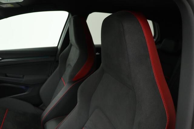 Volkswagen GOLF 2.0 TSI Clubsport | 300pk | Stoel & stuurverwarming | Carplay | Sfeerverlichting | Side Assist | Adaptive cruise | Navigatie