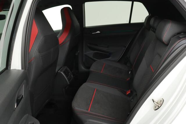 Volkswagen GOLF 2.0 TSI Clubsport | 300pk | Stoel & stuurverwarming | Carplay | Sfeerverlichting | Side Assist | Adaptive cruise | Navigatie