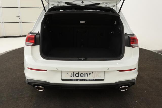 Volkswagen GOLF 2.0 TSI Clubsport | 300pk | Stoel & stuurverwarming | Carplay | Sfeerverlichting | Side Assist | Adaptive cruise | Navigatie