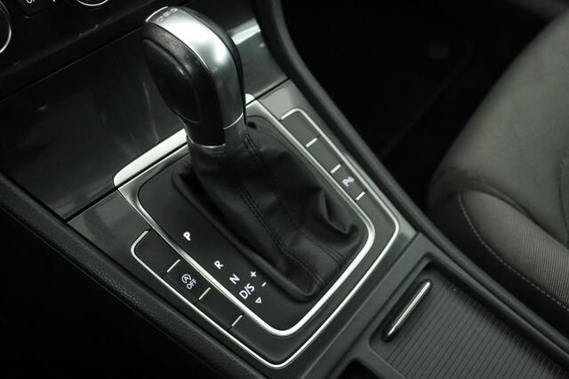 Volkswagen GOLF 1.0 TSI Comfortline | Trekhaak | Stoelverwarming | Massage | Climate control | PDC | Cruise control