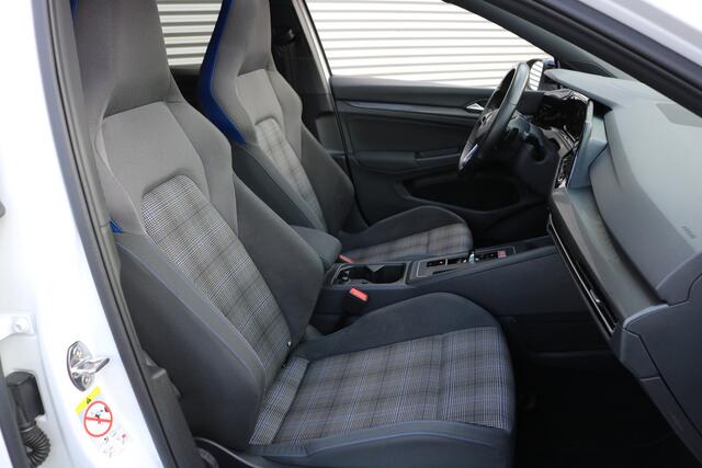 Volkswagen GOLF 1.4 eHybrid GTE (Panoramadak Sportinterieur Carplay ACC HeadUp Camera IQ-Light 19InchLMV PrivacyGlass)