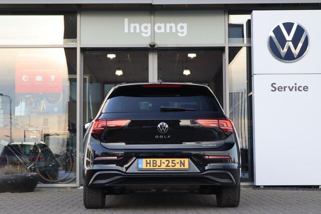 Volkswagen GOLF 1.5 204 pk DSG eHybrid Life Edition | Navigatie | Standkachel | Camera | LED | Climatronic | App Connect | 17'' LM | All season Fabrieksgarantie tot 31-01-2029 of 100.000km | Nieuwprijs rijklaar ¤ 41.115,-