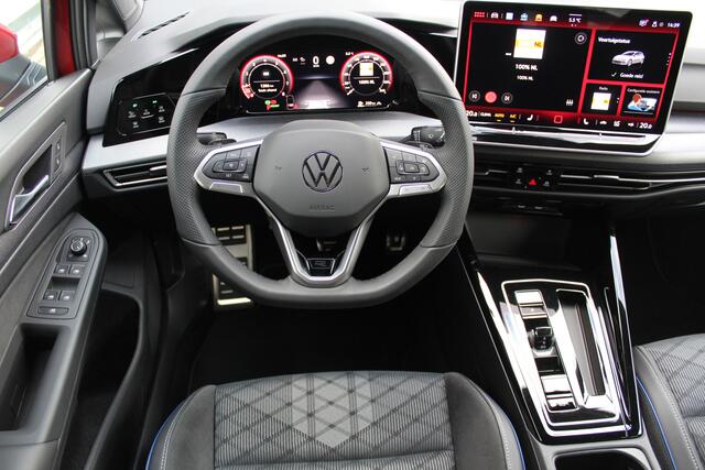 Volkswagen GOLF 1.5 eTSI R-Line Edition 150pk | Achteruitrijcamera | Adaptive cruise controle | Stoel/stuur verwarming | Keyless entry/start | Parkeersensoren V+A | Apple CarPlay/Android Auto | Digital cockpit | DAB | LED koplampen | Sfeerverlichting | Schakelmogelijkhei