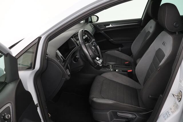 Volkswagen GOLF 1.5 TSI R Line | Full LED | Camera | Carplay | Adaptive cruise | Active Info Display | Navigatie | PDC | Sportstoelen