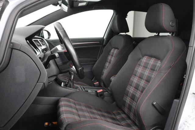 Volkswagen GOLF 2.0 TSI GTI | Stoelverwarming | Adaptive cruise | Full LED | Carplay | Navigatie | 19'' | Sportstoelen | PDC | Bluetooth
