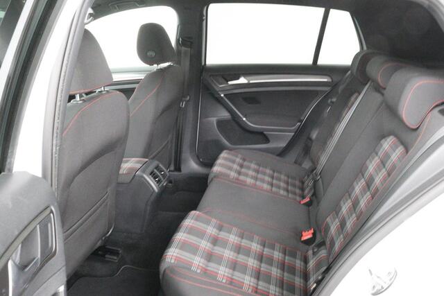 Volkswagen GOLF 2.0 TSI GTI | Stoelverwarming | Adaptive cruise | Full LED | Carplay | Navigatie | 19'' | Sportstoelen | PDC | Bluetooth