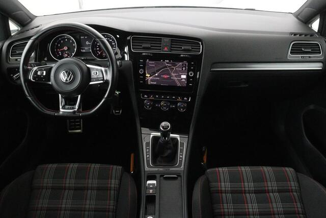 Volkswagen GOLF 2.0 TSI GTI | Stoelverwarming | Adaptive cruise | Full LED | Carplay | Navigatie | 19'' | Sportstoelen | PDC | Bluetooth