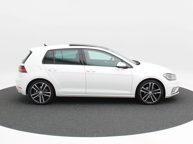 Volkswagen GOLF 1.5 TSi 130 Pk Highline | Full LED | Panoramadak | Trekhaak | 18 Inch | Adaptive Cruise | Camera | 90.215 Km!!
