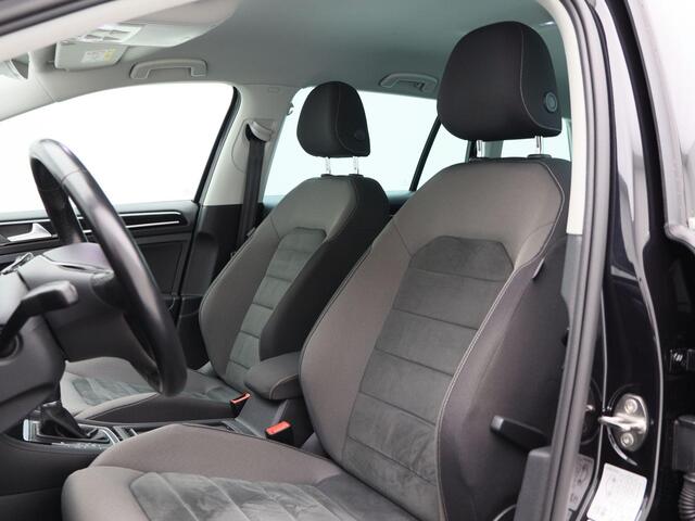 Volkswagen GOLF Variant 1.5 TSi 130 Pk Automaat Highline | Navigatie | Trekhaak | 17 Inch | Virtual Dashboard | Adaptive Cruise | 120.960 Km!!