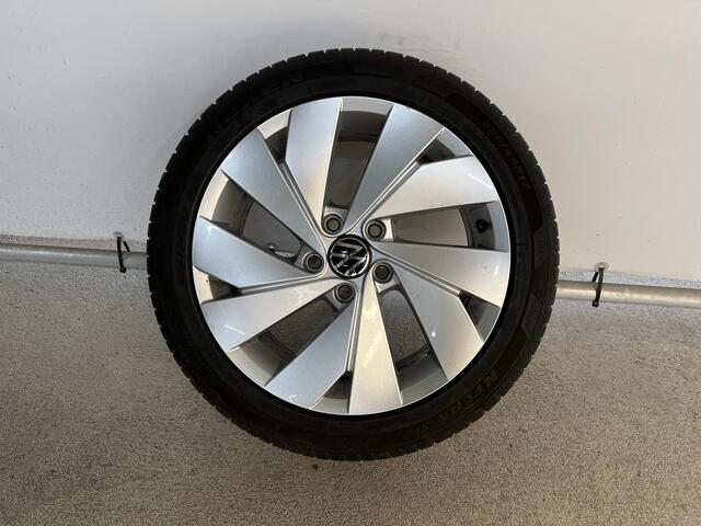 Volkswagen GOLF 1.5 eTSI Style 130 pk Automaat (DSG) | Navigatie | Panoramadak | Trekhaak | Parkeersensoren | Achteruitrijcamera | Adaptieve cruise control | Stoelverwarming |