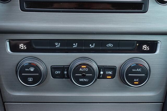 Volkswagen GOLF Variant 1.0 TSi Connected Series ECC | Carplay | Trekhaak | Sportstoelen | DAB | Full Map Navi
