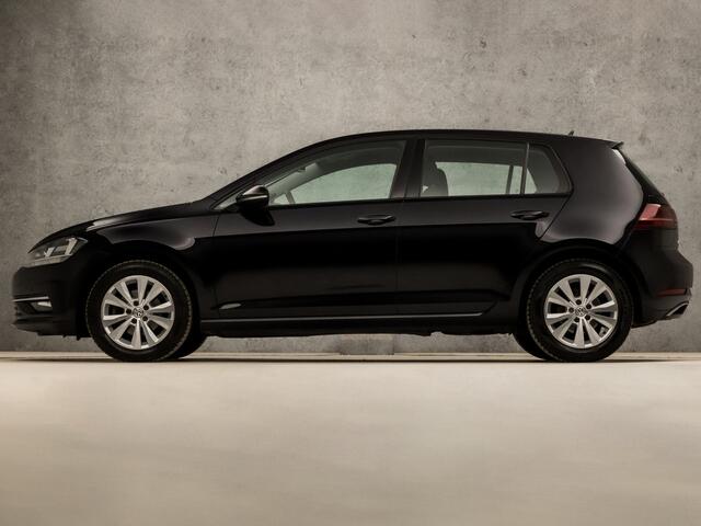 Volkswagen GOLF 1.0 TSI Comfortline Business (APPLE CARPLAY, GROOT NAVI, CLIMATE, STOELVERWARMING, DYNAMISCHE KNIPPERLICHTEN, ALCANTARA SPORTSTOELEN, ADAPTIVE CRUISE, PARKEERSENSOREN, LM VELGEN, NIEUWSTAAT)