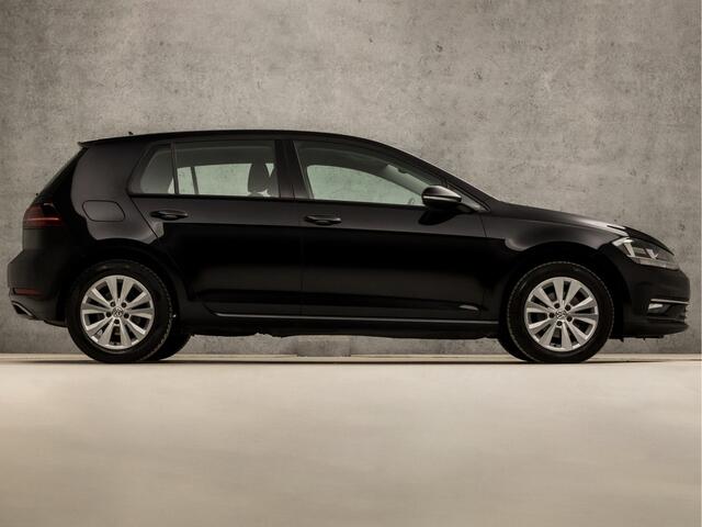 Volkswagen GOLF 1.0 TSI Comfortline Business (APPLE CARPLAY, GROOT NAVI, CLIMATE, STOELVERWARMING, DYNAMISCHE KNIPPERLICHTEN, ALCANTARA SPORTSTOELEN, ADAPTIVE CRUISE, PARKEERSENSOREN, LM VELGEN, NIEUWSTAAT)