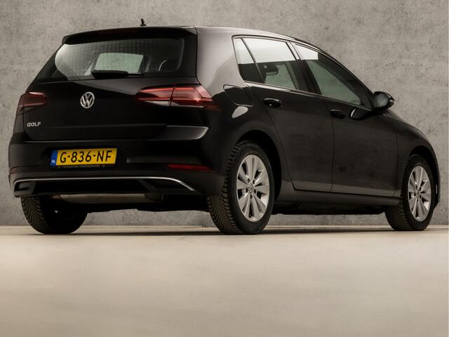 Volkswagen GOLF 1.0 TSI Comfortline Business (APPLE CARPLAY, GROOT NAVI, CLIMATE, STOELVERWARMING, DYNAMISCHE KNIPPERLICHTEN, ALCANTARA SPORTSTOELEN, ADAPTIVE CRUISE, PARKEERSENSOREN, LM VELGEN, NIEUWSTAAT)