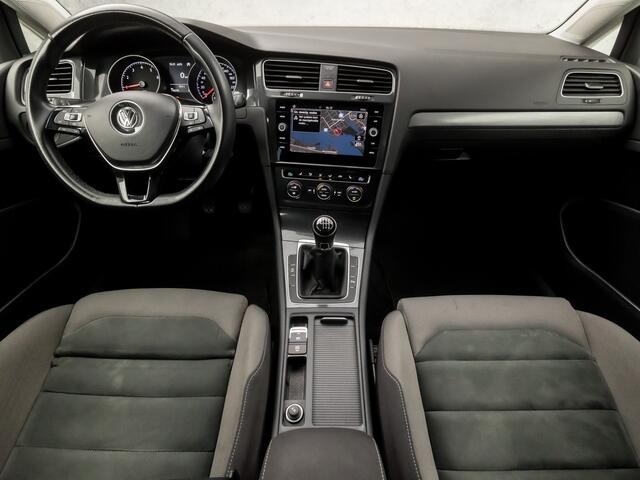 Volkswagen GOLF 1.0 TSI Comfortline Business (APPLE CARPLAY, GROOT NAVI, CLIMATE, STOELVERWARMING, DYNAMISCHE KNIPPERLICHTEN, ALCANTARA SPORTSTOELEN, ADAPTIVE CRUISE, PARKEERSENSOREN, LM VELGEN, NIEUWSTAAT)