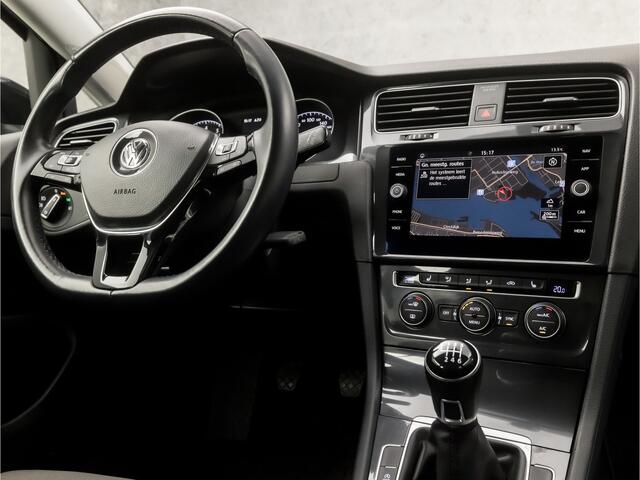 Volkswagen GOLF 1.0 TSI Comfortline Business (APPLE CARPLAY, GROOT NAVI, CLIMATE, STOELVERWARMING, DYNAMISCHE KNIPPERLICHTEN, ALCANTARA SPORTSTOELEN, ADAPTIVE CRUISE, PARKEERSENSOREN, LM VELGEN, NIEUWSTAAT)
