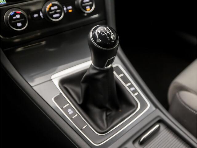 Volkswagen GOLF 1.0 TSI Comfortline Business (APPLE CARPLAY, GROOT NAVI, CLIMATE, STOELVERWARMING, DYNAMISCHE KNIPPERLICHTEN, ALCANTARA SPORTSTOELEN, ADAPTIVE CRUISE, PARKEERSENSOREN, LM VELGEN, NIEUWSTAAT)