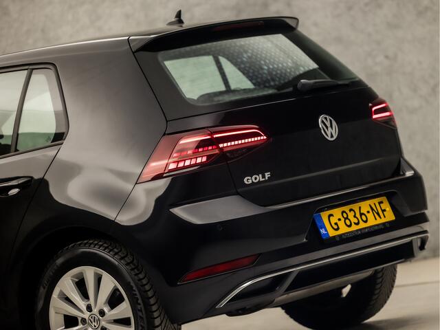Volkswagen GOLF 1.0 TSI Comfortline Business (APPLE CARPLAY, GROOT NAVI, CLIMATE, STOELVERWARMING, DYNAMISCHE KNIPPERLICHTEN, ALCANTARA SPORTSTOELEN, ADAPTIVE CRUISE, PARKEERSENSOREN, LM VELGEN, NIEUWSTAAT)