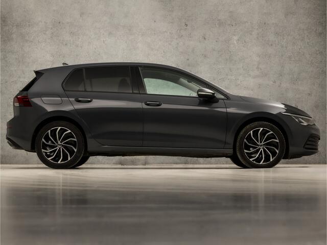 Volkswagen GOLF 2.0 TDI Sport 150Pk Automaat (APPLE CARPLAY, GROOT NAVI, SFEERVERLICHTING, STUUR/STOELVERWARMING, GETINT GLAS, SPORTSTOELEN, KEYLESS, LED KOPLAMPEN, NIEUWE APK, NIEUWSTAAT)