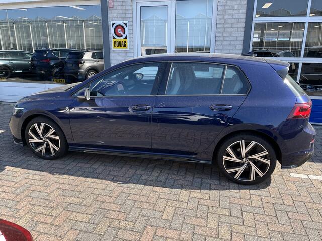 Volkswagen GOLF 1.5 eTSI R-Line / AUTOMAAT/ 2X R-LINE/ ADAPT. CRUISE/ HEAD-UP DISPLAY/ 18" LMV/ DIGITAL DASH/ RIJ-MODI/ APP-CONNECT/ NAVI/ DAB/ MATRIX/ PARK. SENSOREN/ CLIMA/ STOEL-STUUR VERWARM.