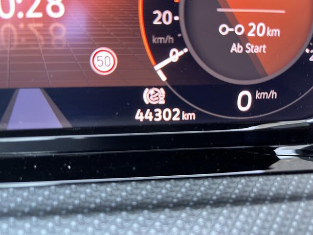 Volkswagen GOLF 1.5 eTSI R-Line / AUTOMAAT/ 2X R-LINE/ ADAPT. CRUISE/ HEAD-UP DISPLAY/ 18" LMV/ DIGITAL DASH/ RIJ-MODI/ APP-CONNECT/ NAVI/ DAB/ MATRIX/ PARK. SENSOREN/ CLIMA/ STOEL-STUUR VERWARM.