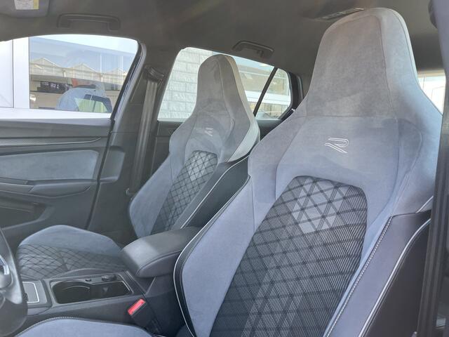 Volkswagen GOLF 1.5 eTSI R-Line / AUTOMAAT/ 2X R-LINE/ ADAPT. CRUISE/ HEAD-UP DISPLAY/ 18" LMV/ DIGITAL DASH/ RIJ-MODI/ APP-CONNECT/ NAVI/ DAB/ MATRIX/ PARK. SENSOREN/ CLIMA/ STOEL-STUUR VERWARM.
