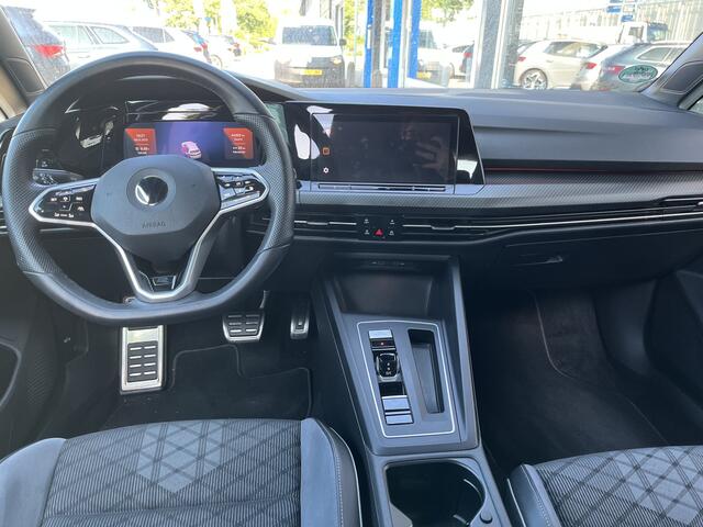 Volkswagen GOLF 1.5 eTSI R-Line / AUTOMAAT/ 2X R-LINE/ ADAPT. CRUISE/ HEAD-UP DISPLAY/ 18" LMV/ DIGITAL DASH/ RIJ-MODI/ APP-CONNECT/ NAVI/ DAB/ MATRIX/ PARK. SENSOREN/ CLIMA/ STOEL-STUUR VERWARM.