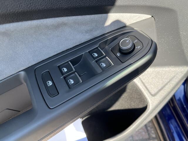 Volkswagen GOLF 1.5 eTSI R-Line / AUTOMAAT/ 2X R-LINE/ ADAPT. CRUISE/ HEAD-UP DISPLAY/ 18" LMV/ DIGITAL DASH/ RIJ-MODI/ APP-CONNECT/ NAVI/ DAB/ MATRIX/ PARK. SENSOREN/ CLIMA/ STOEL-STUUR VERWARM.