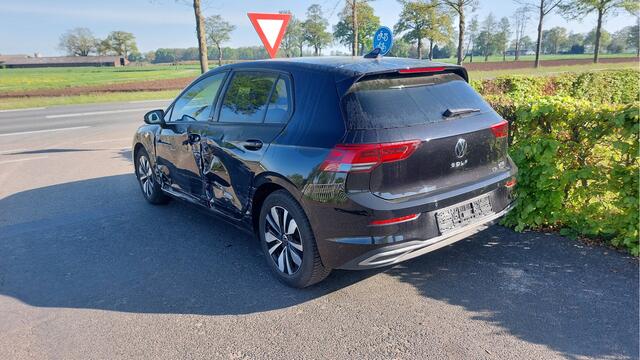 Volkswagen GOLF 1.5 eHybrid Move 27049 KM CLIMA/NAVI/PANO/DSG BJ 2023